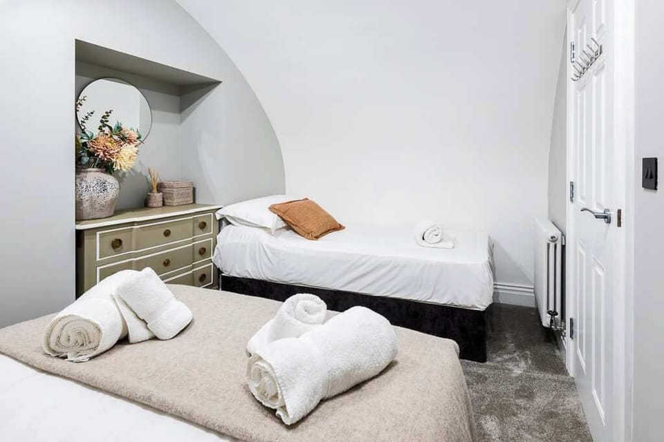 Double bed with additional single bed - Bedroom 2
