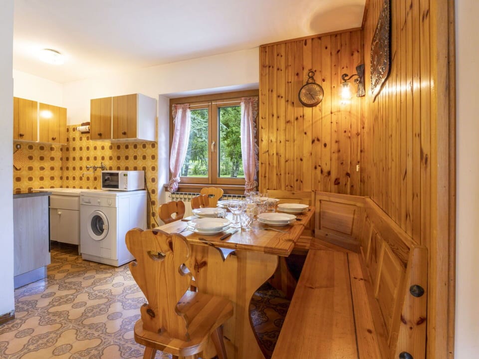 Wood, Interior Design, Ceiling, Room, Wood Stain, Hardwood, Plank, Cabinetry, Light Fixture, Log Cabin