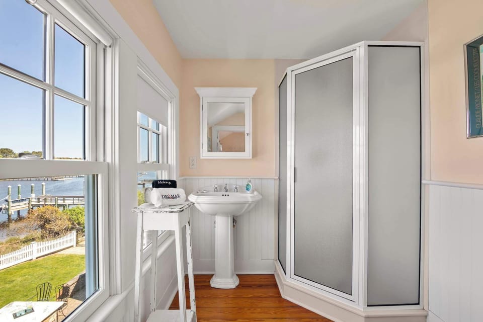 2nd Floor ensuite bathroom