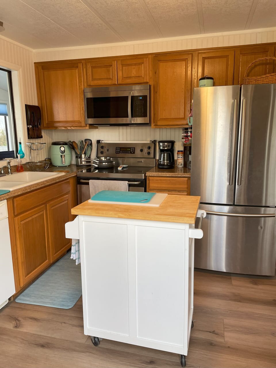 Full kitchen with oven/range, microwave, refrigerator and dishwasher.
