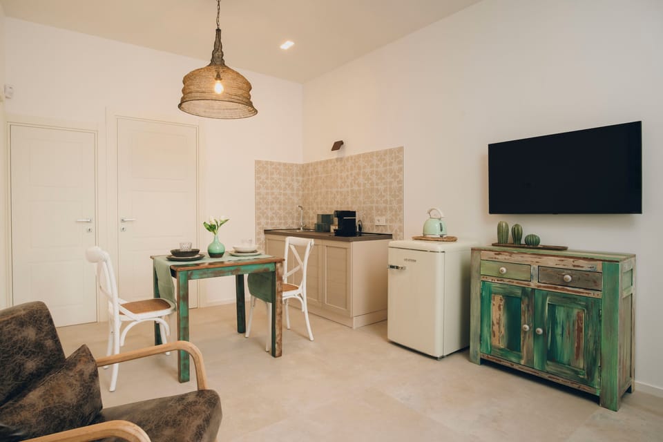 Suite 13 B (7)