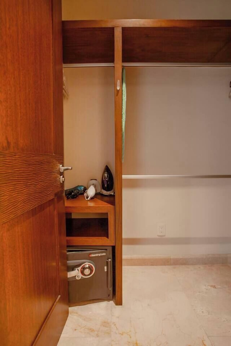 Master bedroom walk-in closet (1)