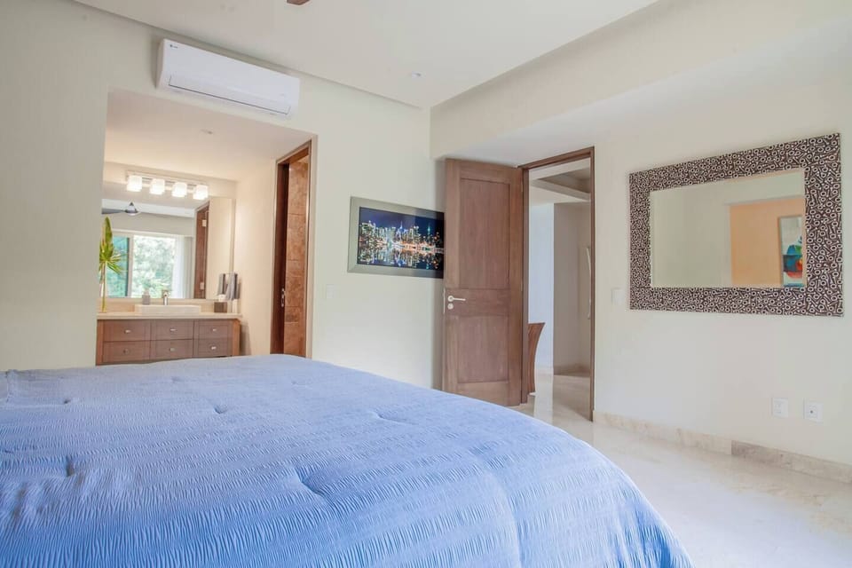 Master bedroom and en-suite bathroom (1)