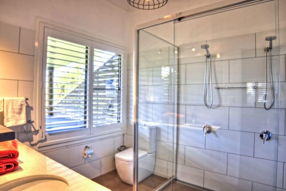 Bluegum-bathroom (1)