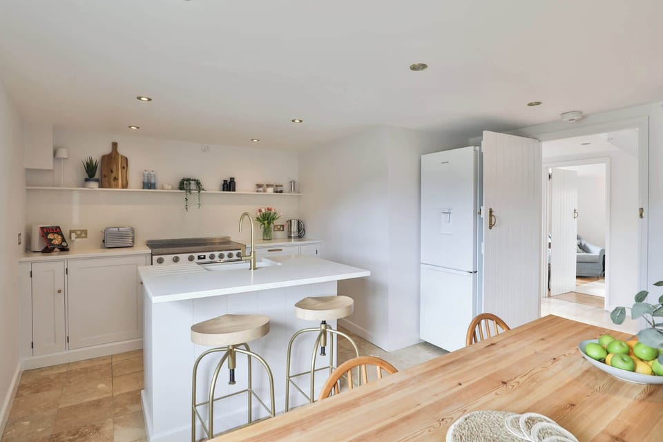 Cook, gather, and dine in style in this spacious open-plan kitchen. Well-equipped for families or groups, it features generous workspace, high-end appliances, and a large dining table perfect for sharing meals and making memories together