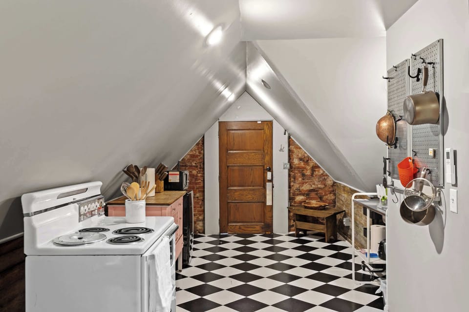 Kitchen: Well-equipped kitchen with a chic design, ideal for preparing meals and entertaining.