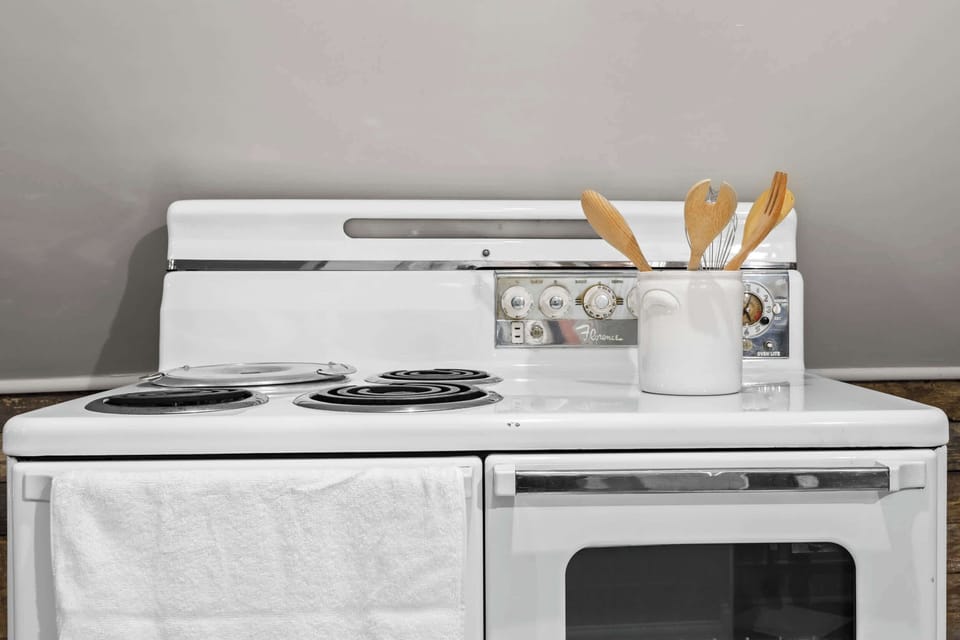 Kitchen: Well-equipped kitchen with a chic design, ideal for preparing meals and entertaining.