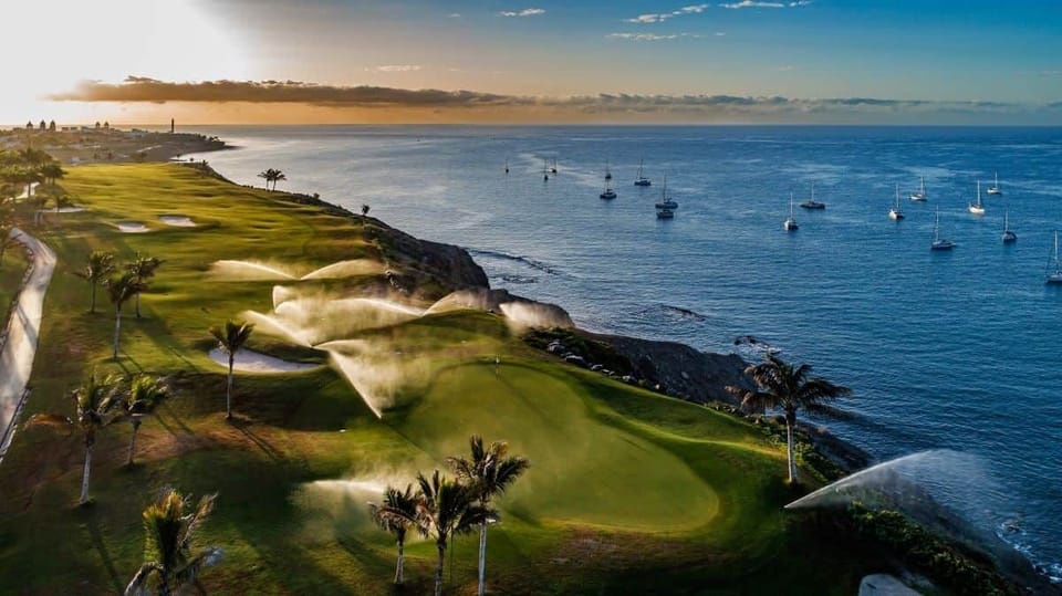 Vista aérea de Lopesan Meloneras Golf y la bahía de Meloneras, con el Faro de Maspalomas al fondo. A 10 minutos a pie  
