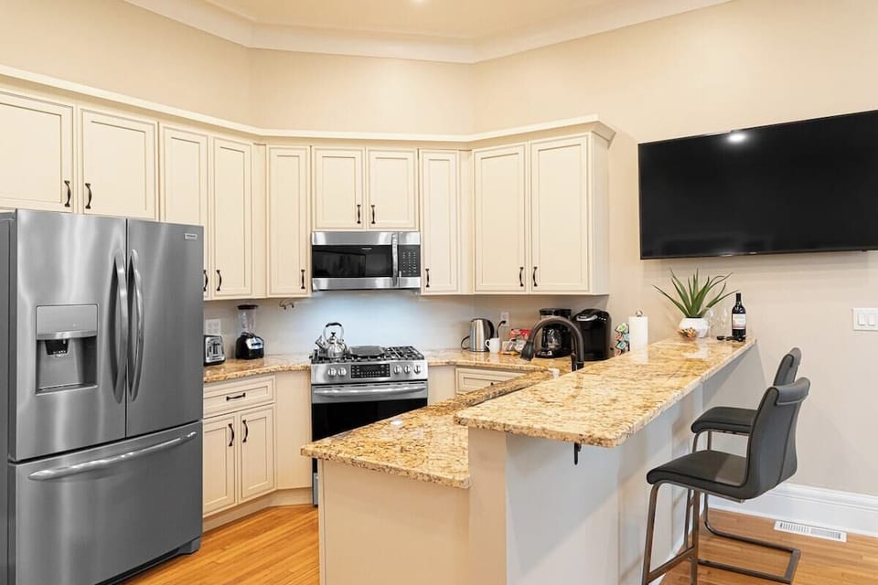 Beautiful Kitchen with Brand New Stainless Appliances and Granite Countertops