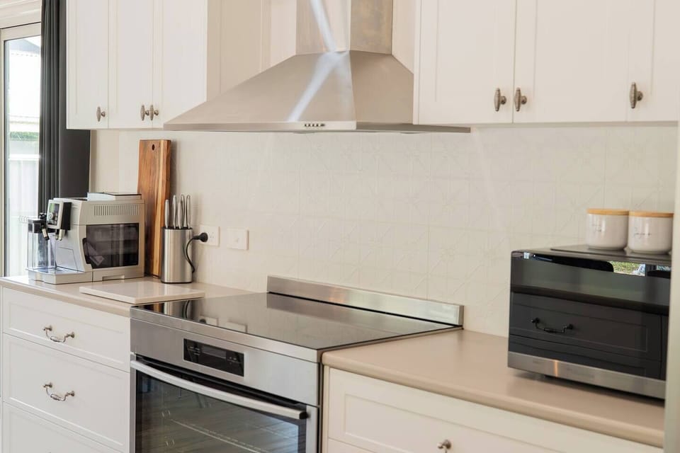 Wide cooktop and oven