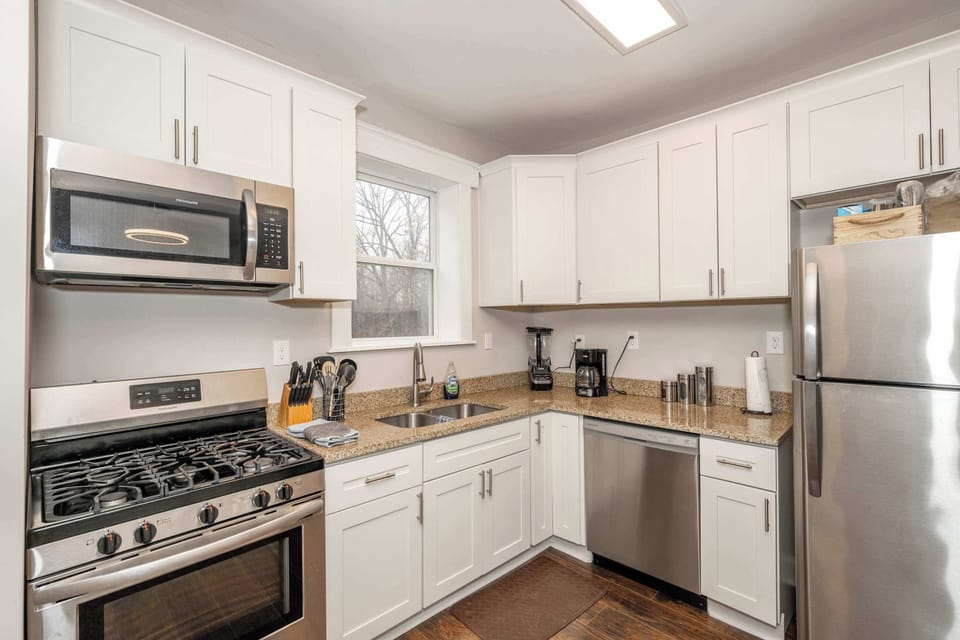 The airy, open kitchen offers ample space & every home comfort