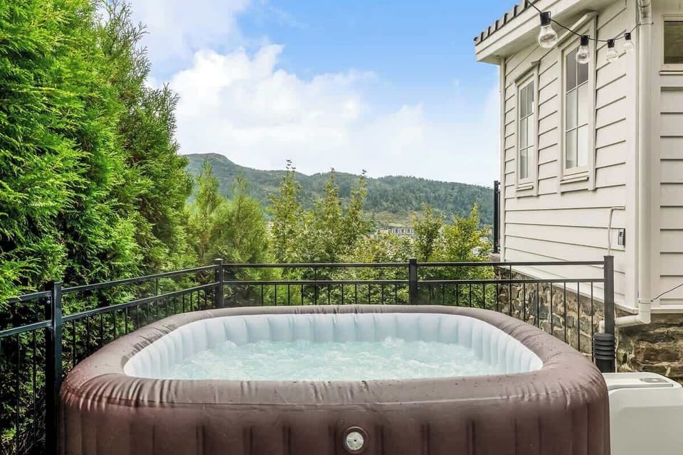 After a day exploring Bergen, retreat to our hot tub – the perfect solace for those chilly, rainy evenings. Make every moment of your stay memorable.