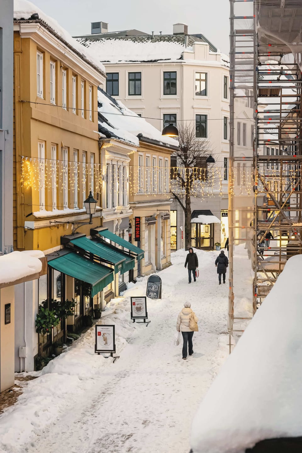 Vibrant shopping street with an inviting atmosphere.