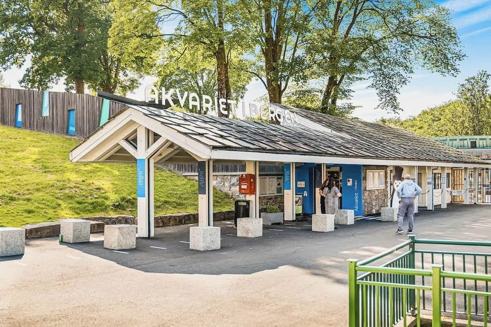 Bergens eget akvarium, hvor spennende opplevelser venter bak hvert hjørne. Med et rikt utvalg av fascinerende skapninger og muligheter for å lære, kan du lett tilbringe hele dagen her.
