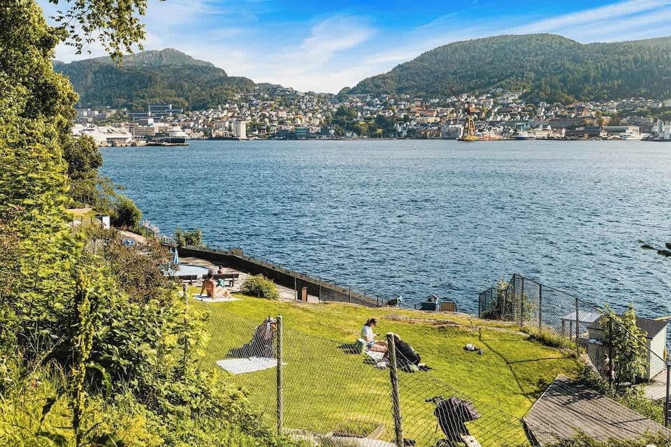 Nordnes Sjøbad er et populært sted for bading og soling, med en herlig atmosfære og vakker utsikt over fjorden. Perfekt for en avkjølende dukkert eller en avslappende dag ved sjøen.