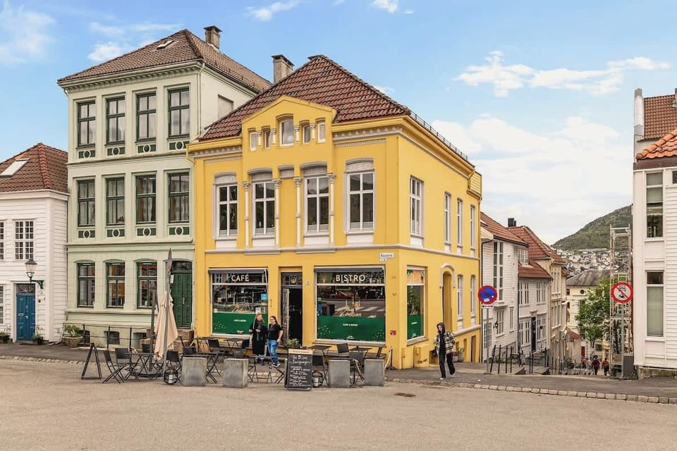 Flere koselige kafeer i nærheten, perfekte for en avslappende pause med en kopp kaffe eller en litenbit å spise.