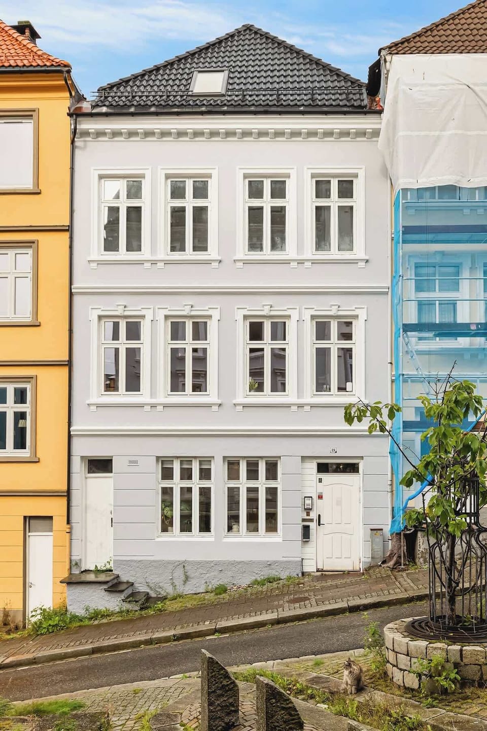 Her ser du bygget fra gaten, med en enkel og innbydende fasade.