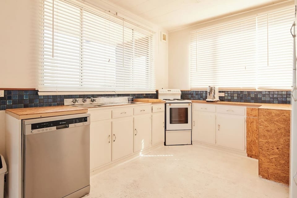 Create delicious meals with ease in a vintage-inspired kitchen fully equipped with an oven, dishwasher and a Nespresso machine.