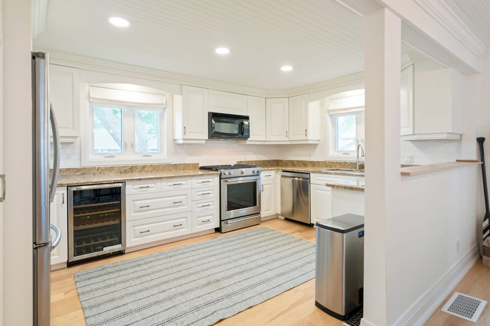 Large and bright kitchen 