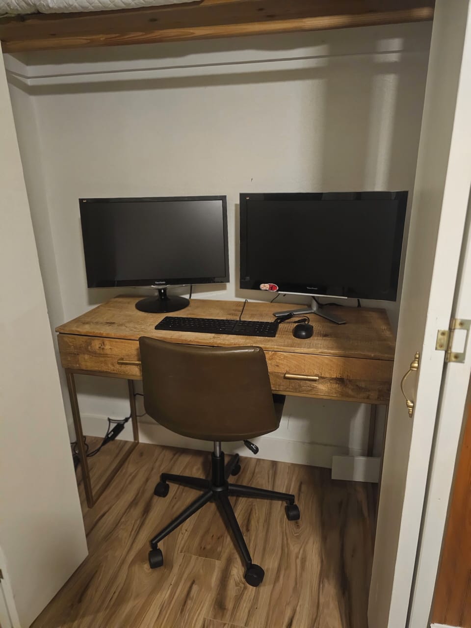 2nd Bedroom - Workstation with keyboard, mouse and 2 monitors 
