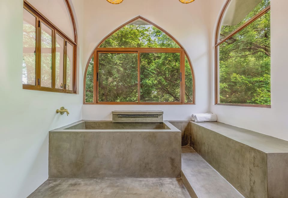 Bathtub in screened-in room