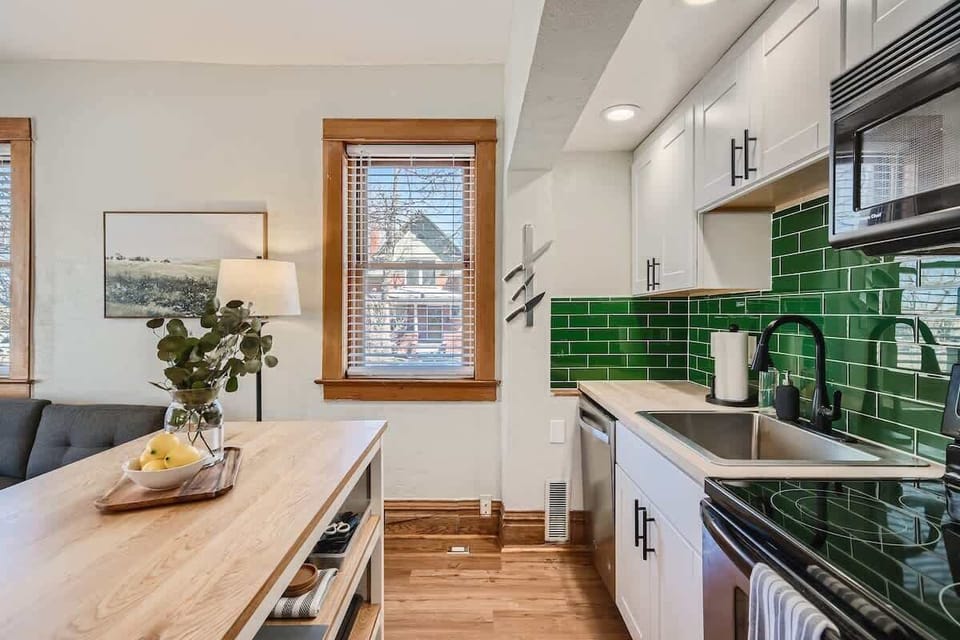 Fully-equipped kitchen with top of the line renovations 