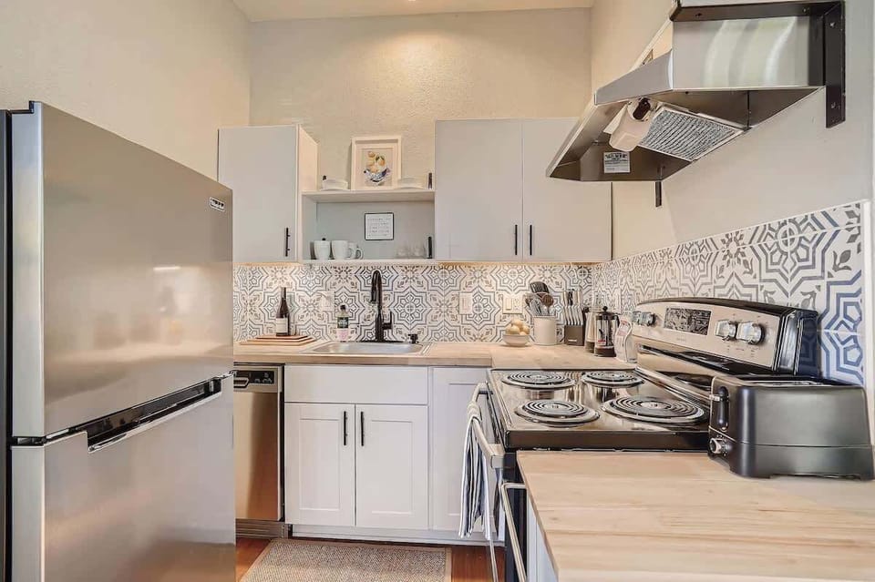 This kitchen comes equipped with all the essentials you need to prep meals from home