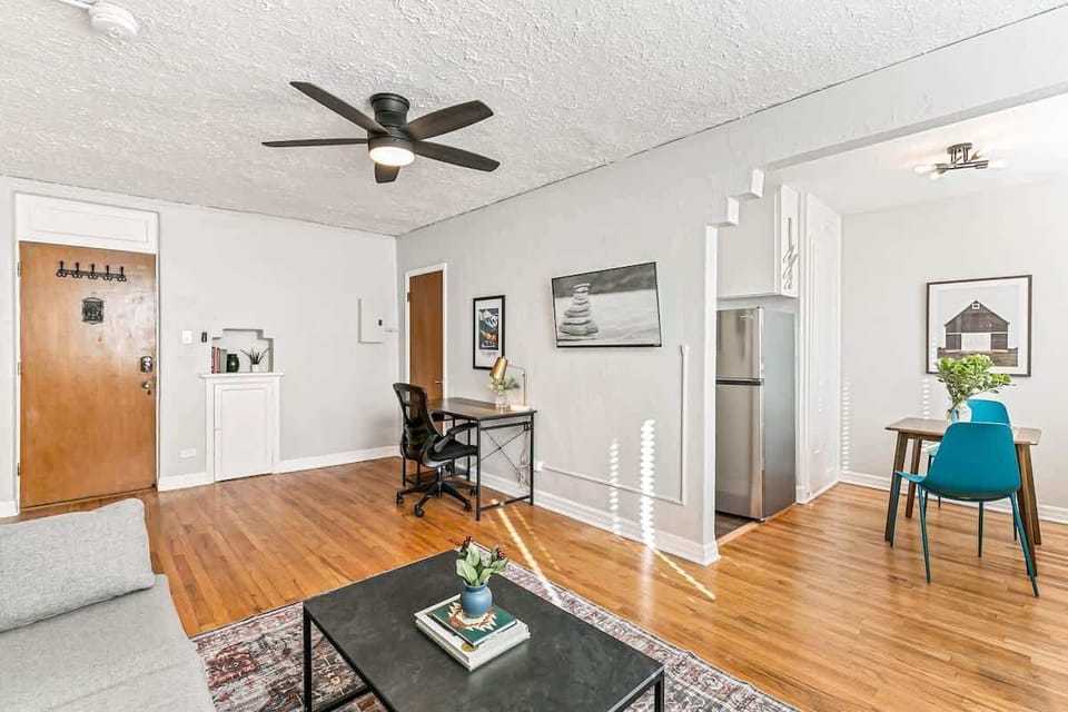 Bright and open layout for the living room into the dining nook