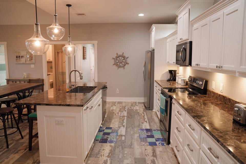 Full kitchen: microwave, dishwasher, oven, stove, refrigerator…