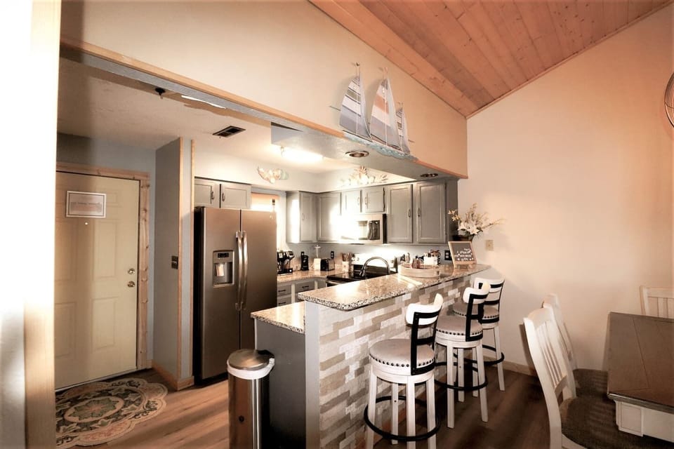 Full Kitchen & Bar