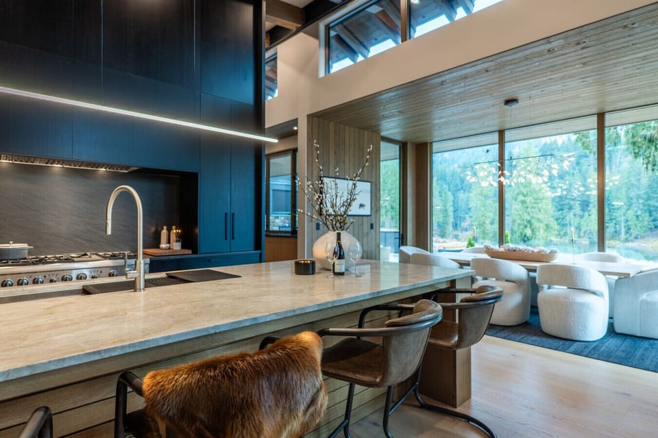 Mountain Lake Chalet - Kitchen & Dining