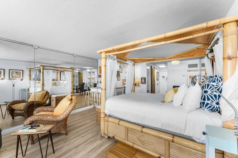 Queen bed, studio condo