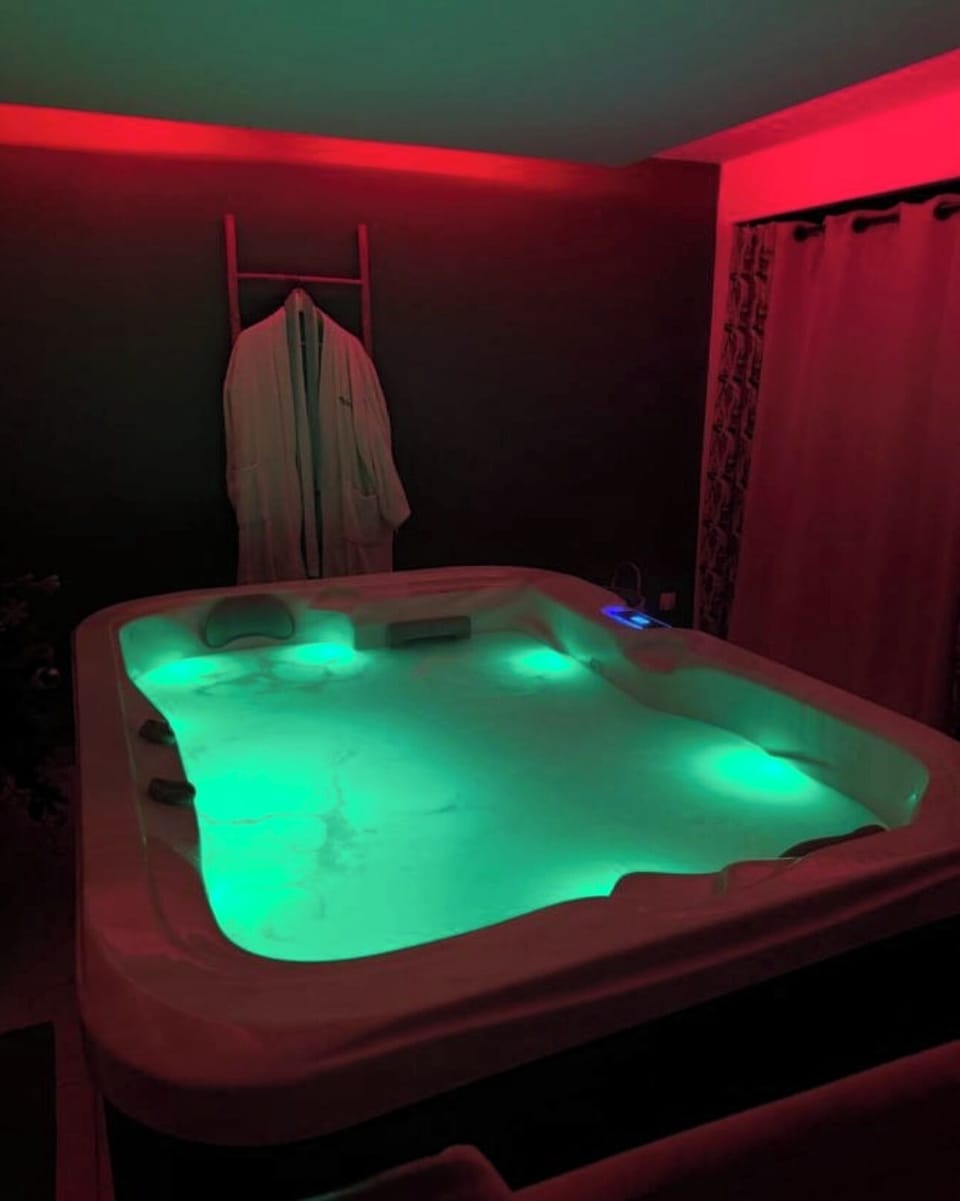 Indoor spa tub