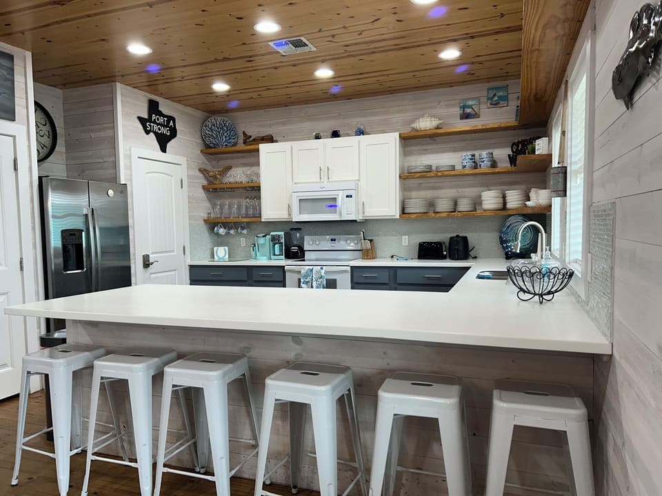 So much seating at the breakfast bar