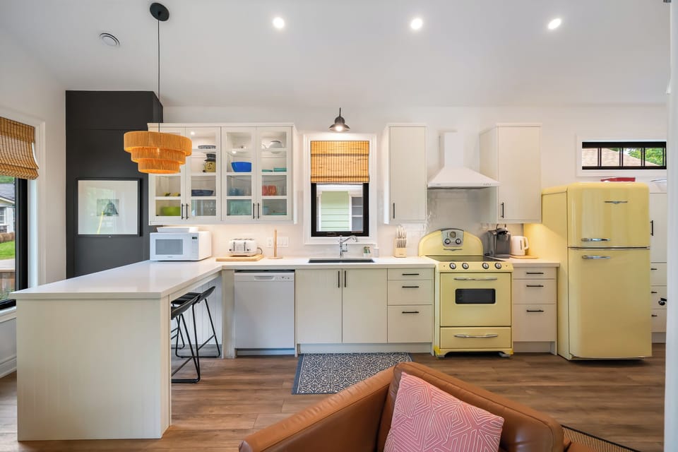 full kitchen with retro appliances 