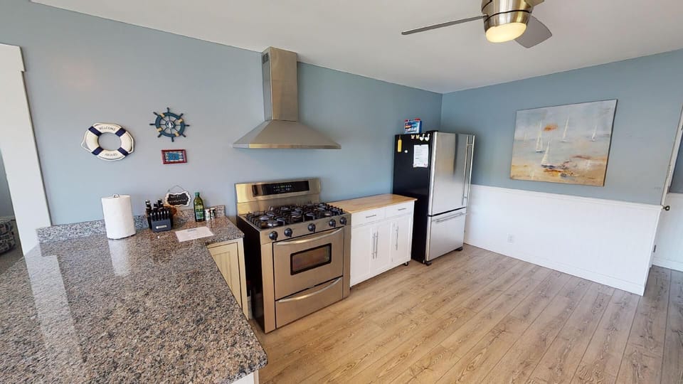 5-burner gas stove/oven, large refrigerator/freezer with ice maker.



