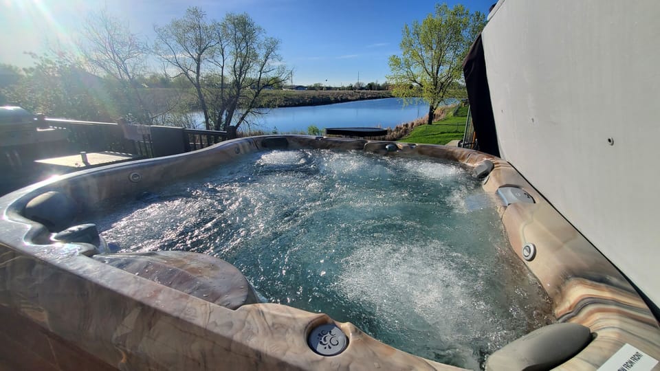 Large Hot Tub, w/ view of pond and night sky!