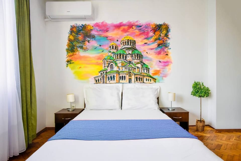 Sleep in Style! Enjoy a spacious room with a comfy king-size bed and artistic vibes. Book now for a restful stay!