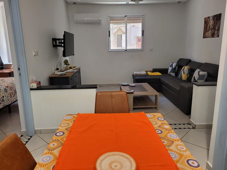 This 2 bedroom apartment, with a fully equipped kitchen, is air conditioned hot or cold. You will find all the comfort in a new environment. The quiet area and close to the bus station is very well served by small taxis but in less than 15 minutes on foot you will be at the beach. Our favorite at the concierge.