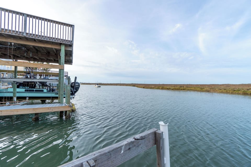 Discover tranquility at our charming lakeside Airbnb! Enjoy stunning views from your private dock, perfect for morning coffee or sunset relaxation. Escape to nature, explore the serene waterway, and unwind in this picturesque setting. Book your getaway today! 🌅 #OutdoorAdventure #NatureRetreat