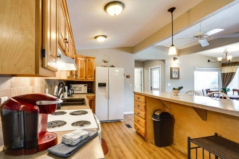 This fully equipped kitchen includes all essentials, ensuring a seamless and enjoyable cooking experience.