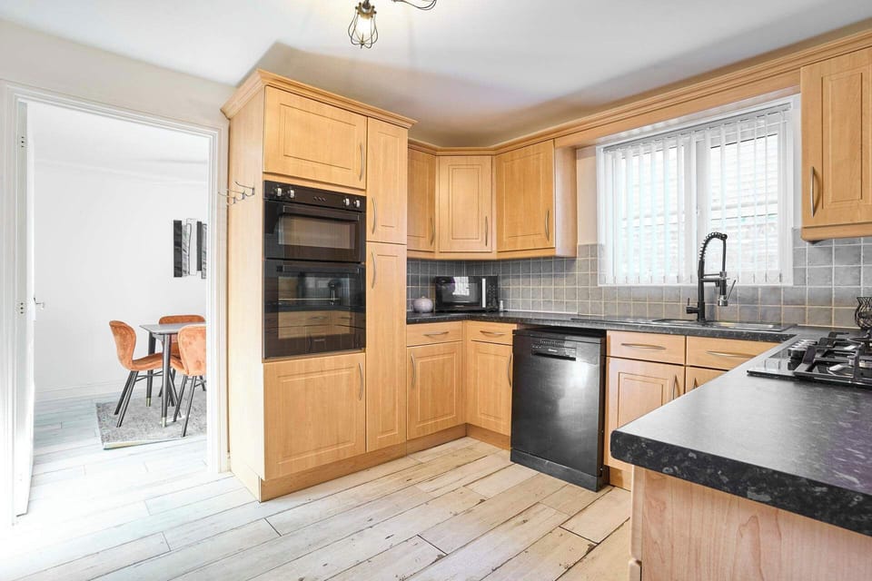 Hazelnut House, Launceston - Host & Stay