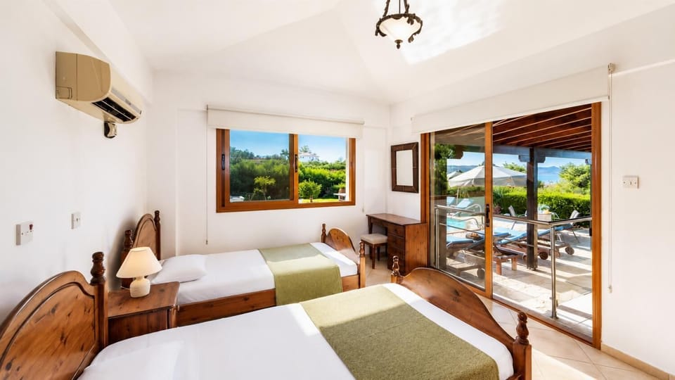 Twin bedroom with A/C