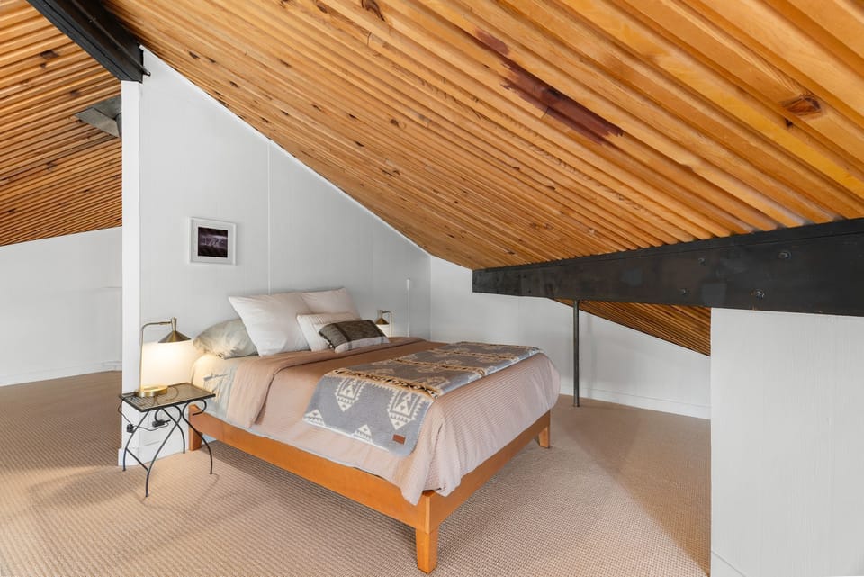 Queen bed in upper loft