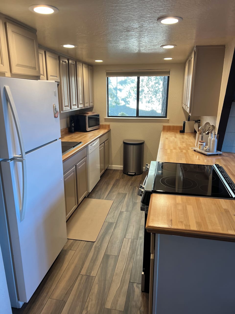 Kitchen (main level)