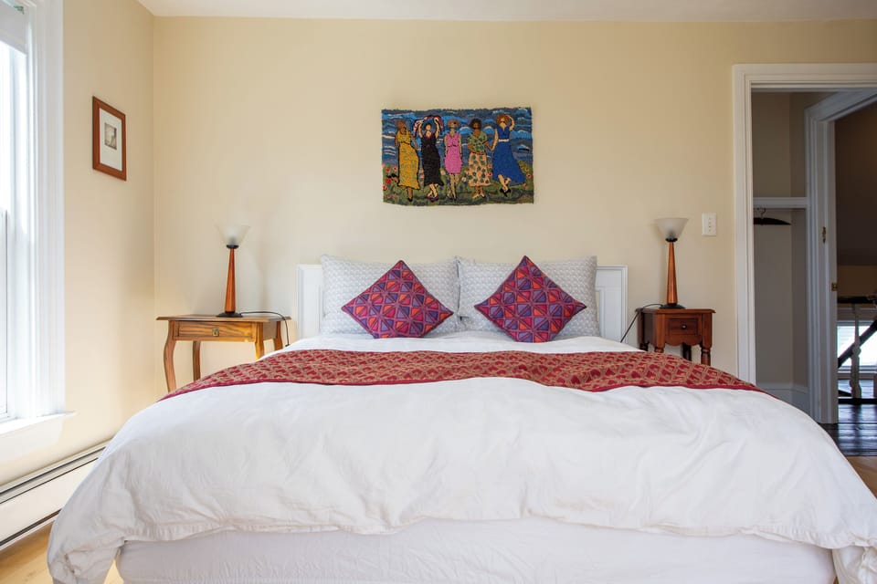 Queen size bed.