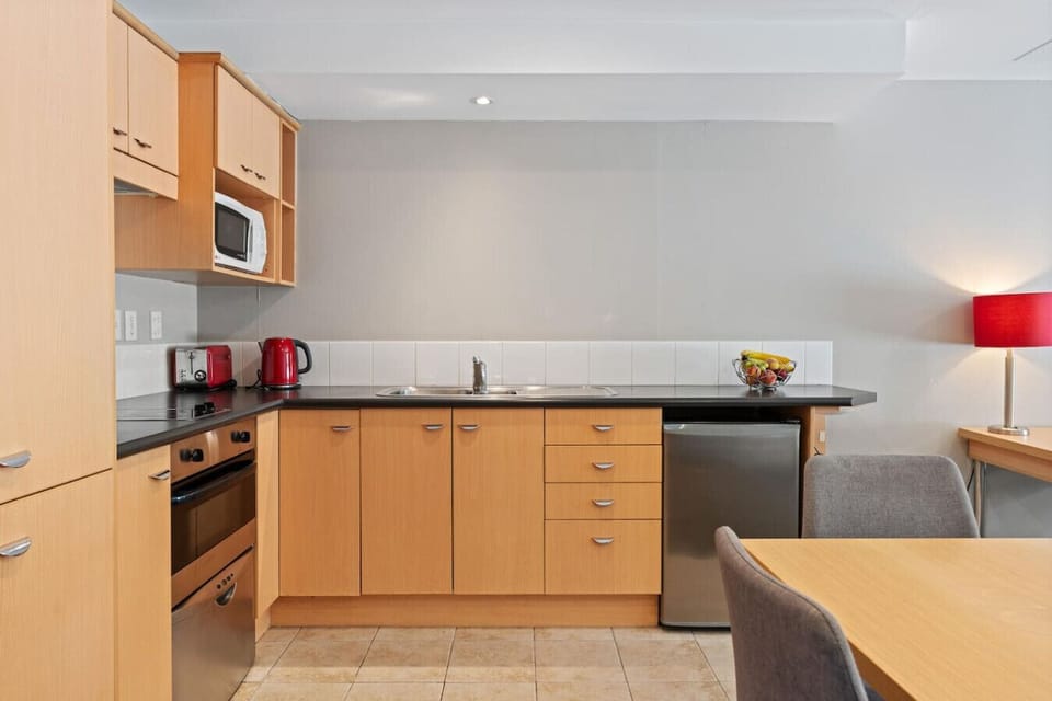 Middle floor - kitchenette - small bar fridge