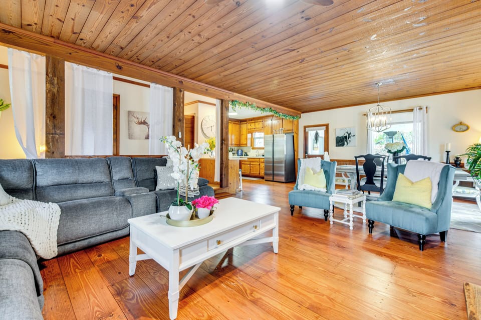 Living Room | Central A/C & Heat | Free WiFi | 2 Interior Steps