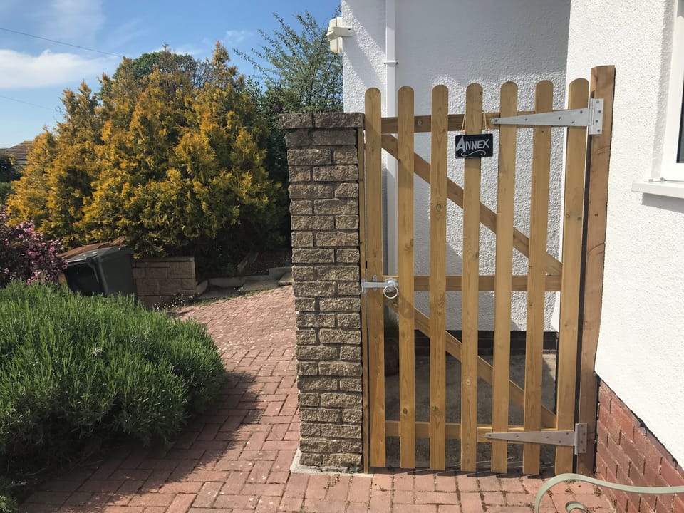 Annex gate