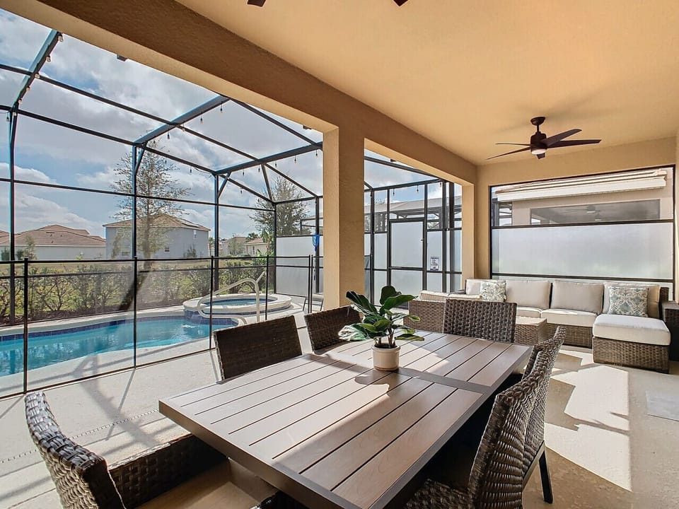 Spacious Lanai: Perfect for Al Fresco Dining and Relaxation!